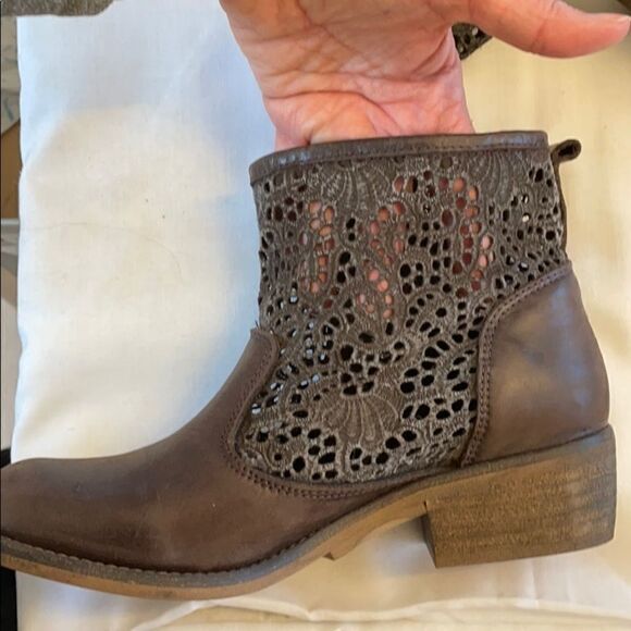 MUSSE & CLOUD DISTRESSED EYELET / LEATHER … - Picture 2 of 12